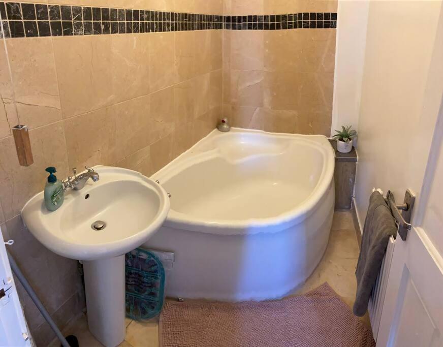 3 Double Bedroomed Flat, Acton. London, Uk 외부 사진